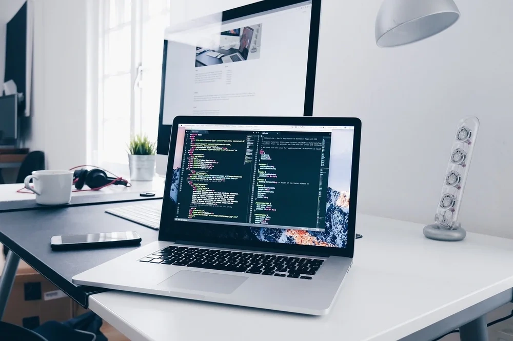 How to Connect a Laptop to a Monitor