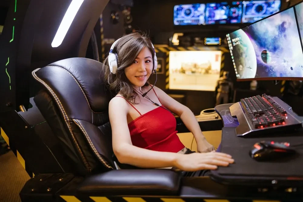 Ultimate gaming setup pciture emphasizing the gaming mouse in view of the camera