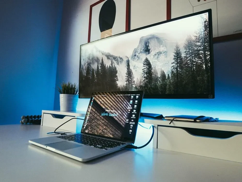 Successfully connected laptop to monitor